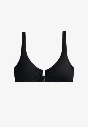 Fekete bikini felső széles pántokkal, V-alakú dekoltázzsal, középen ráncolt részletekkel és kapoccsal. Simas textúra.