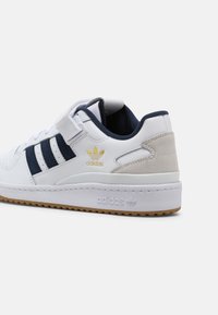 adidas forum low white navy