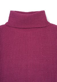 Magenta Turtleneck-Pullover aus strukturiertem Strickstoff, mit einem hohen gerippten Kragen und einem weichen, warmen Erscheinungsbild.
