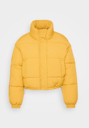 Żółta krótka kurtka puchowa z wysokim kołnierzem, charakteryzująca się pikowanym wzorem, elastycznymi mankietami oraz ściągaczem u dołu, umożliwiającym regulację dopasowania.