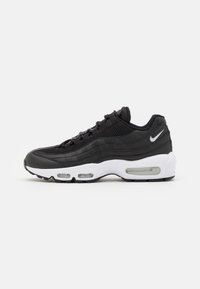 Crne Nike Air Max 95 tenisice s gornjim dijelom od teksturirane kože i mrežaste tkanine, istaknutim bijelim međusolom, crnim potplatom i srebrnim logotipom.