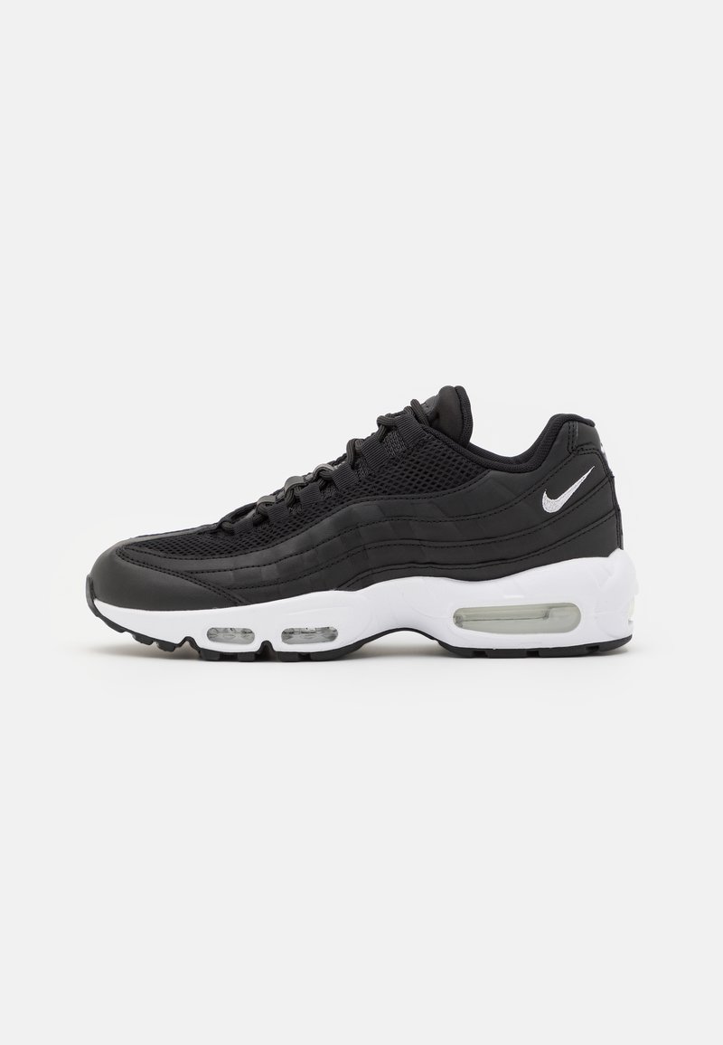 Crne Nike Air Max 95 tenisice s gornjim dijelom od teksturirane kože i mrežaste tkanine, istaknutim bijelim međusolom, crnim potplatom i srebrnim logotipom.