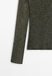 Maglione verde lavorato a maglia con una texture liscia, maniche lunghe e un design leggermente svasato con una leggera lucentezza metallica.