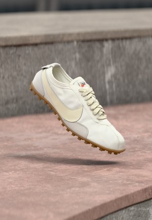 Nike Sportswear, MOON SHOE OG - Sneaker low - summit white/soft pearl/light brown