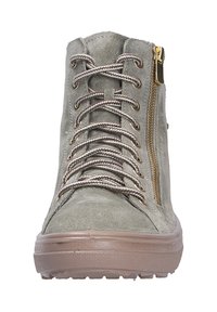 Stivali ankle in suede grigi con punta tonda, zip metallica dorata e lacci grigi abbinati. Suola in gomma con superficie testurizzata per una migliore aderenza.