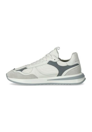 Baskets de sport blanches avec une tige en mesh texturé, des accents en suède gris et une semelle en caoutchouc contrastante. Présente un design à lacets et une marque.
