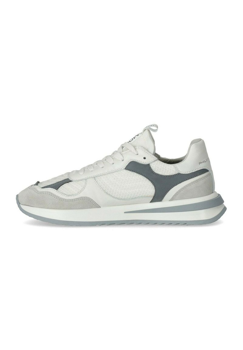 Baskets de sport blanches avec une tige en mesh texturé, des accents en suède gris et une semelle en caoutchouc contrastante. Présente un design à lacets et une marque.