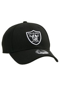 Melna beisbola cepure, izgatavota no auduma, ar balto izšūto Raiders logo priekšpusē. Ar izliekto vizieri un regulējamu siksnu aizmugurē.
