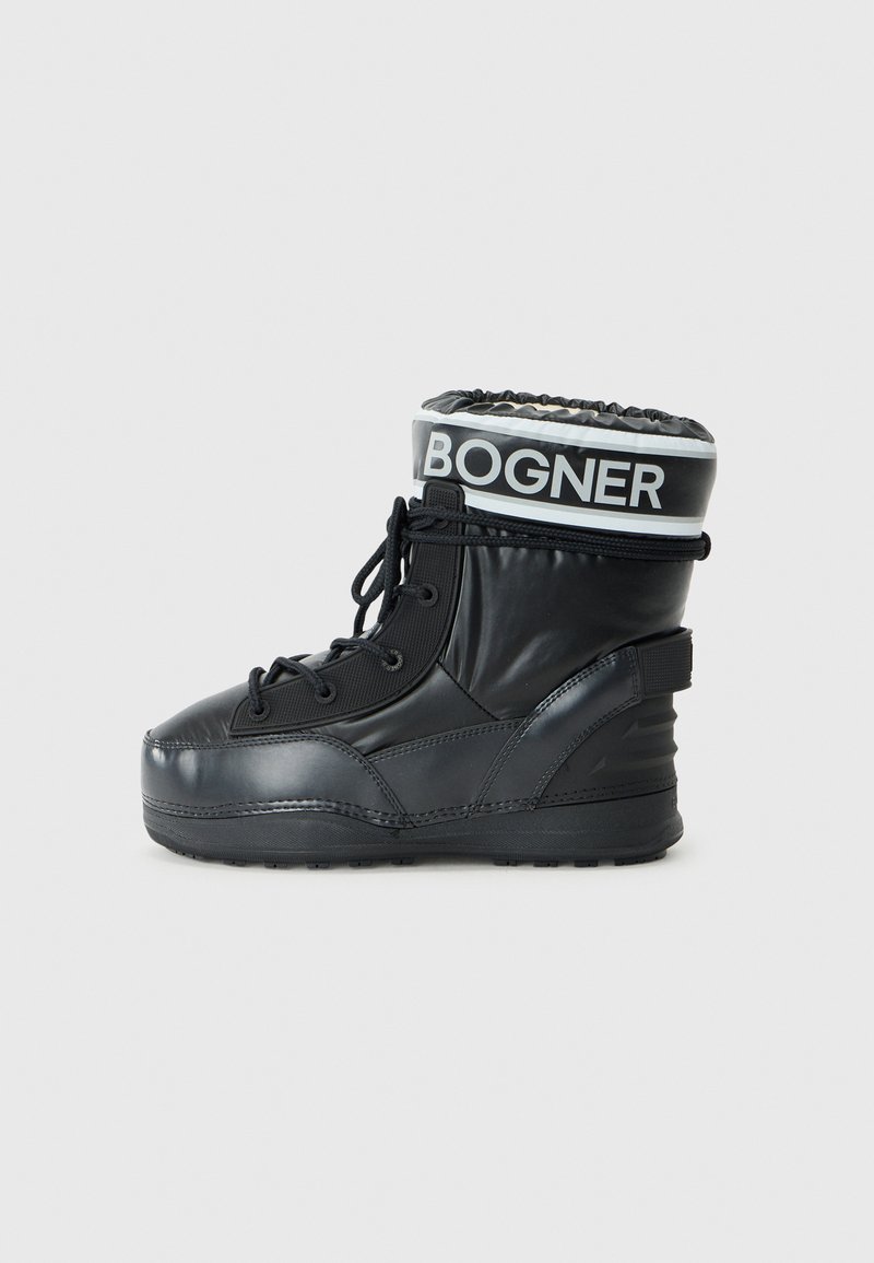 Juodi žieminiai batai su patogiu viršumi, raištelių dizainu ir pakeltu padu, turintys "BOGNER" logotipą ant apykaklės.