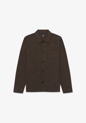 Sötétbarna gombos ingdzseki gallérral, bal oldalon mellzsebbel és két oldalzsebbel, közepes méretű.