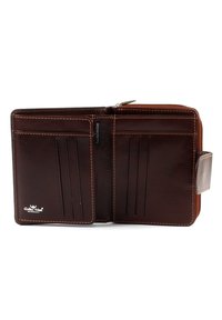Portafoglio in pelle marrone con più slot per carte, un compartimento con zip e cuciture in contrasto. Presenta un logo impresso nella parte inferiore.