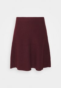 Falda acampanada burdeos con una textura suave, cinturilla de altura media y una silueta en A, que presenta un diseño limpio y minimalista.