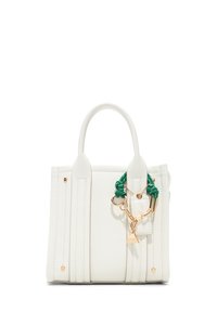 Vit strukturerad läderhandväska med två korta handtag, sidofållar och en grön kedjedetalj. Har guldhardware och en liten tag.