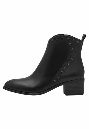 Botte noire en cuir à la cheville avec bout rond, clous sur les côtés et talon bloc empilé, dotée d'une languette à l'arrière pour un enfilage facile.