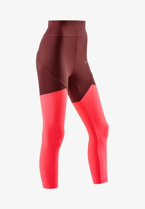 Hoch geschnittene Sportleggings mit einem Farbblockdesign in burgunderrot und leuchtendem Pink, gefertigt aus dehnbarem, glattem Material.