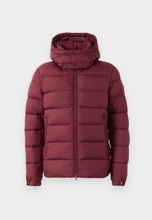 Giacca a vento bordeaux con colletto alto, chiusura con zip e bottoni a pressione. Presenta una texture trapuntata e tasche laterali per una maggiore funzionalità.