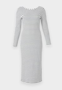 Robe à manches longues rayée en tissu côtelé blanc avec des rayures horizontales bleu marine. Présente un décolleté bateau et une silhouette ajustée.