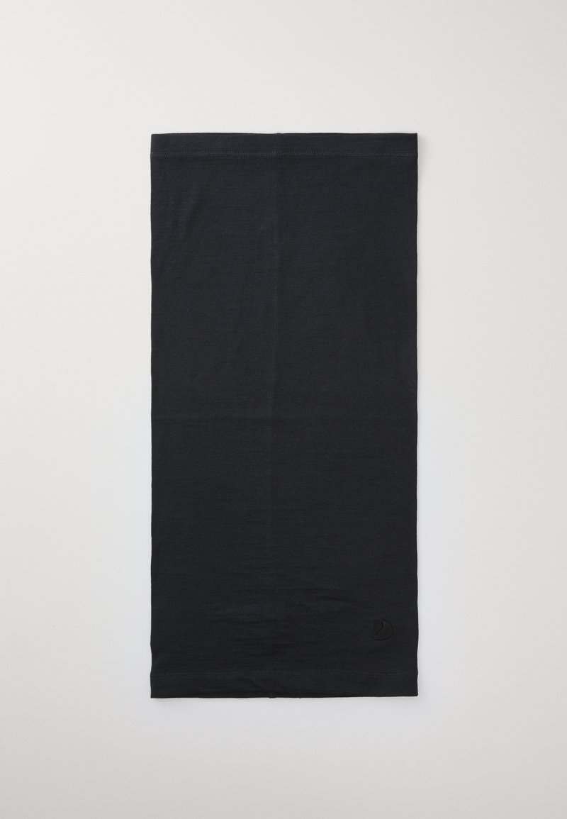 Svart halsgaiter laget av myk, elastisk stoff. Har et sømløst design med en liten logo i nederste hjørne.