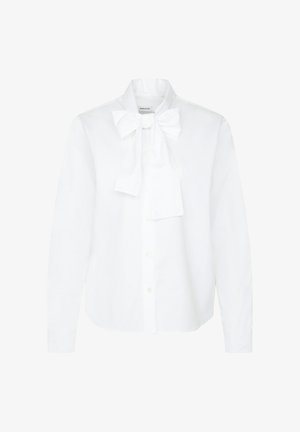 Biała koszula z długim rękawem zapinana na guziki, z dużą wiązaną kokardą przy kołnierzu, o klasycznym kroju i schludnym, dopasowanym designie.