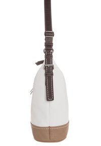 Borsa a mano in pelle bianca con fondo in pelle marrone, tracolla regolabile in pelle marrone scuro e cuciture bianche a contrasto. Forma arrotondata con una superficie liscia.