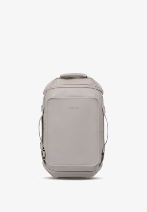 Hellgrauer, rechteckiger Rucksack mit oberem Tragegriff, seitlichen Gurten und Frontlogo mit der Aufschrift "Kapten & Son" auf weißem Hintergrund.