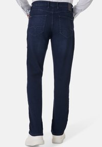 Dunkelblaue Jeans im geraden Schnitt, mit Rückentaschen im Zickzackdesign und einem Bund mit einem Etikett.
