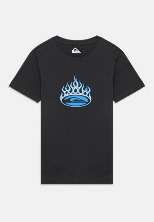 Schwarzes T-Shirt mit kurzen Ärmeln und blauem Flammendesign über einem ovalen, mittig auf der Brust befindlichen Logo.