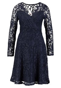 Granatowa koronkowa sukienka z długimi rękawami, dekoltem w kształcie litery V, dopasowaną górą i rozkloszowaną spódnicą. Zawiera wzory kwiatowe oraz misterną teksturę koronki.