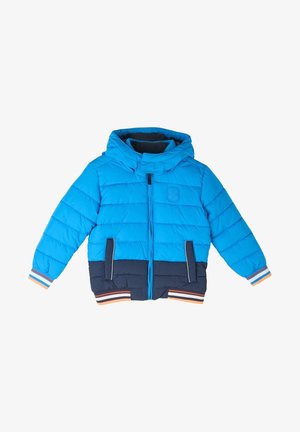Veste matelassée pour enfants bleu et marine avec capuche, fermeture éclair frontale, deux poches, poignets et ourlet rayés.