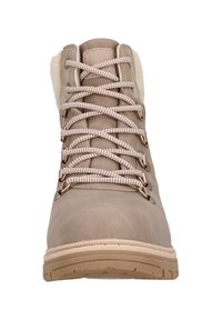 Brun läder ankelboot med texturerad yta, faux pälsfoder och beige snören. Har metallöglor och en robust gummisula.