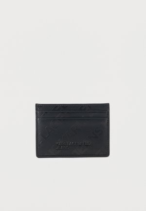 Zwart leren kaarthouder met geperst Karl Lagerfeld Jeans-logo en drie kaartsleuven op een effen witte achtergrond.