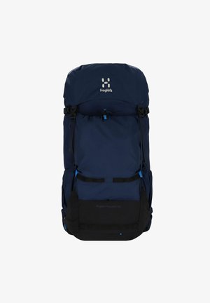 Mochila de senderismo azul marino con un amplio compartimento principal, panel inferior negro, correas ajustables y elementos reflectantes. Presenta un logotipo y acentos.