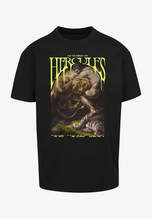 Mustaga t-särk, millel on graafiline print Heraklesest, kes võitleb lõviga, ning ülalpool neoonroheline tekst. Klassikaline lõige ja lühikesed varrukad.