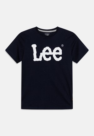 Czarny t-shirt z krótkim rękawem z dużym białym logo "Lee" umieszczonym na środku z przodu.