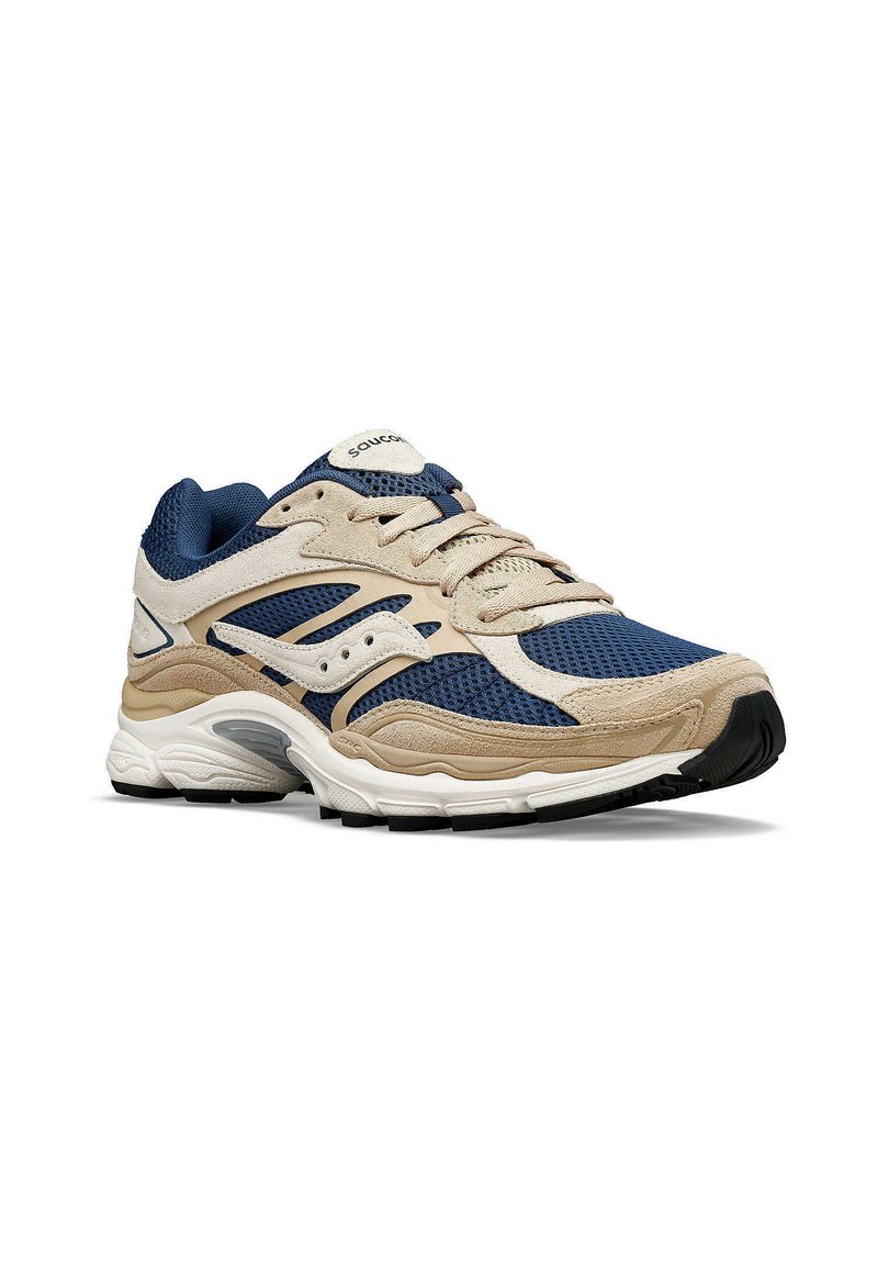 Scarpa da corsa beige e blu navy con tomaia in rete, colletto imbottito e suola intermedia bianca. Presenta un design curvo, lacci e pannelli testurizzati.