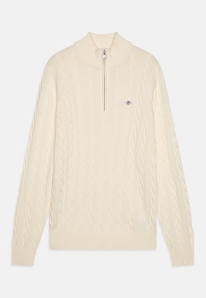 Kremfarvet kabelstrikket sweater med lange ærmer og en kvart-zip-krave, med et lille broderet logo på brystet.