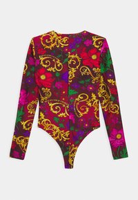 Body med långärmar med ett livfullt blommigt och barockmönster i nyanser av rött, lila och grönt med gulddetaljer.