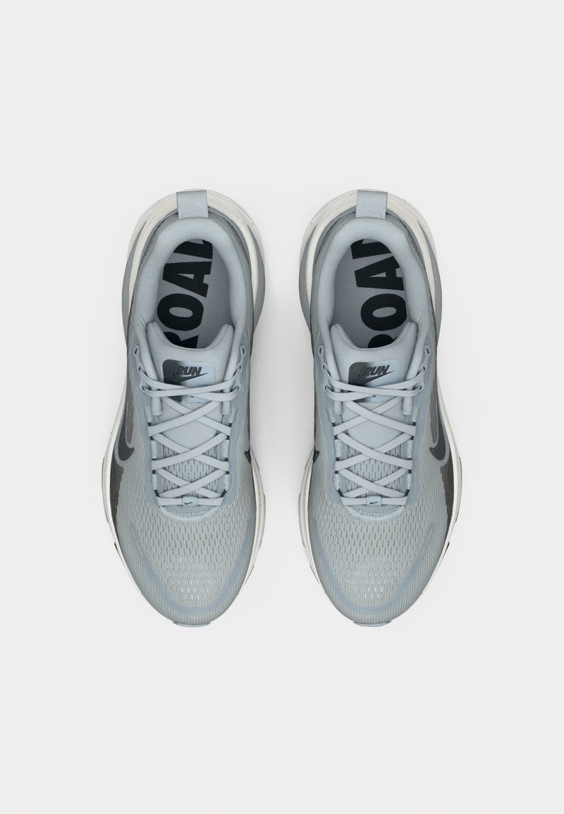 Helle graue Laufschuhe mit Mesh-Obermaterial, runden Zehen, Schnürverschluss und gemusterten Innensohlen mit dem Text "RUN" und "ROAD".