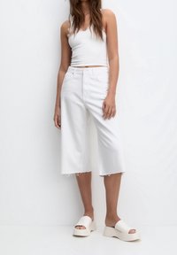 PULL&BEAR Shorts vaqueros - white