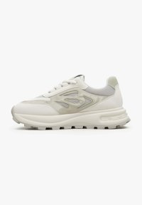 Lichte sneaker in wit en beige. Gekenmerkt door een gestructureerd ontwerp met meshpanelen, een gewatteerde zool en een ronde neus.
