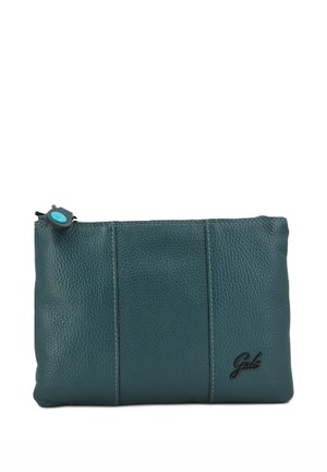 Clutch in pelle testurizzata color teal con cuciture verticali, chiusura con zip e piccolo logo nero ricamato nell'angolo inferiore destro sul davanti.
