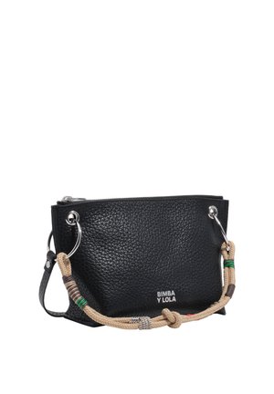 Bolso de mano de cuero negro texturizado con anillos plateados y un asa beige tejida con acentos verdes y marrones, marca "Bimba Y Lola."