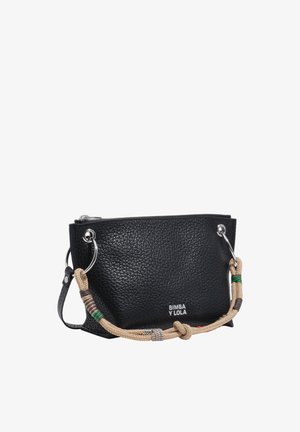 Bolso de mano de cuero negro texturizado con anillos plateados y un asa beige tejida con acentos verdes y marrones, marca "Bimba Y Lola."