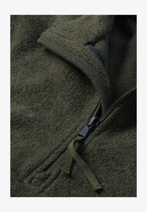 Fleecejacke in Dunkelgrün mit einem Reißverschluss auf der Vorderseite, ausgestattet mit einer weichen Textur und einem Zugband, entworfen für Wärme und Komfort.