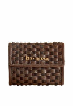 Cartera de cuero marrón tejido con cierre de solapa y letras doradas con la inscripción ""b BY TED BAKER"" en el centro frontal.