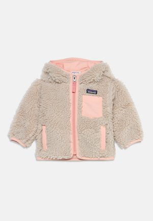 Μπεζ αφράτο μπουφάν sherpa fleece με ανοιχτό ροζ περιθώριο, φερμουάρ, κουκούλα, δύο πλαϊνές τσέπες και τσέπη στο στήθος με το λογότυπο της Patagonia.