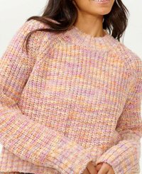 Sweter dzianinowy z teksturowanym wzorem w pastelowych kolorach różowym, pomarańczowym i kremowym. Posiada długie rękawy i okrągły dekolt.