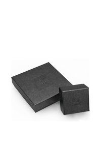 Sorte gaveæsker i varierende størrelser, tekstureret materiale, prægede logoer på toppen, minimalistisk design med en glat, mat finish.