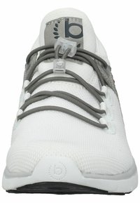 Vit sportskor med ett strukturerat meshinlägg, grå elastiska snören och en logotyp på tungan. Slät gummisula.