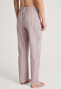 Rosa randiga pyjamasbyxor med smala marinblå ränder, elastisk midja, lätt tyg och rakt ben.